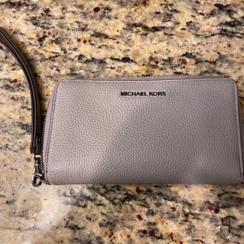 Micheal Kors wristlet
